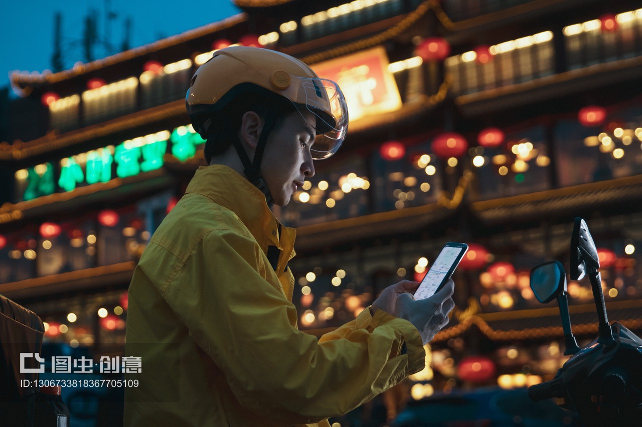 导航中的城市骑手 青年快递员如何用手机重新定义外卖服务