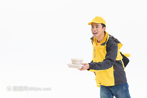 送餐员小哥递送外卖